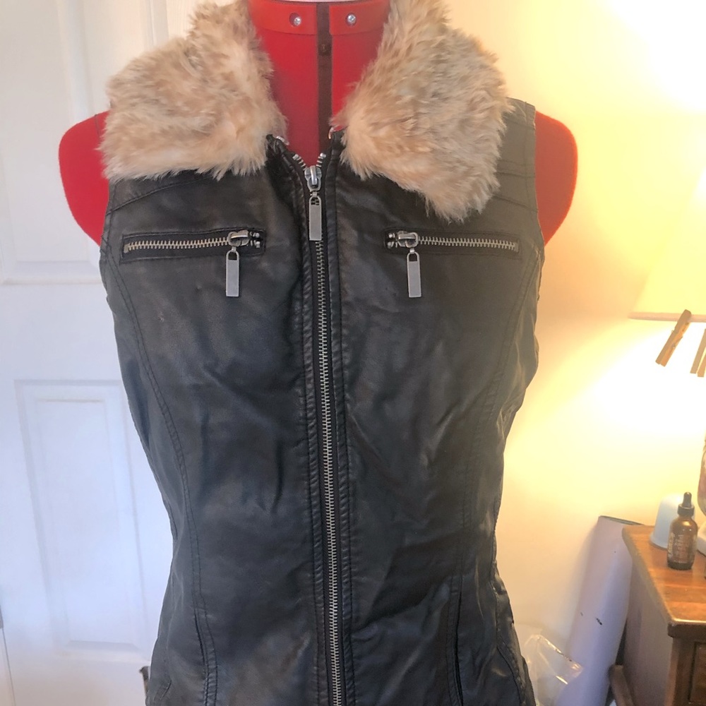 Baccini faux leather vest w/ removable collar
